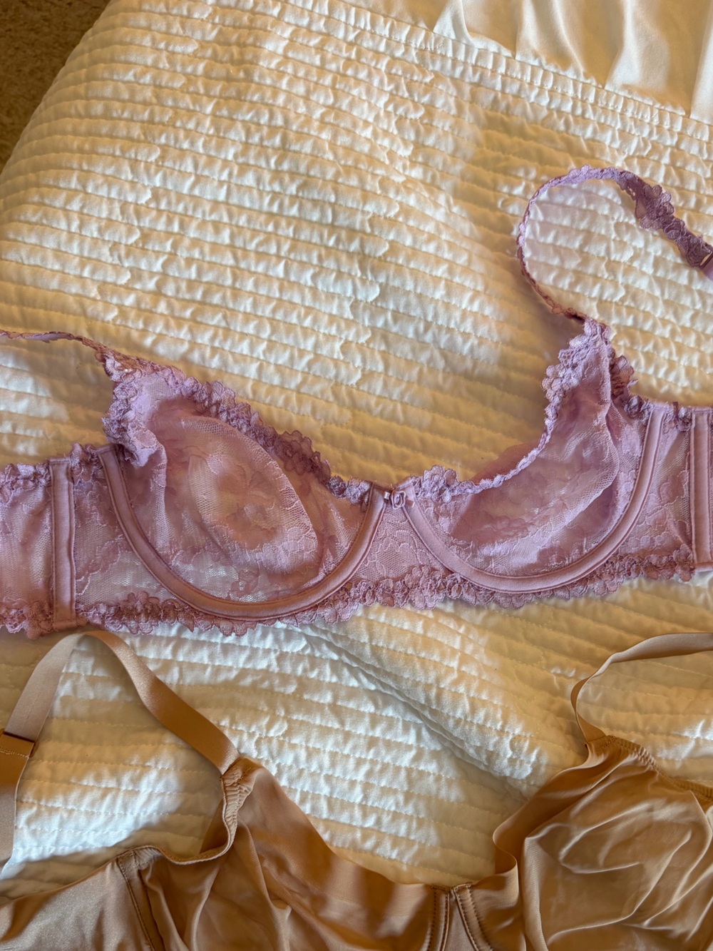 SKIMS Lace Underwire Bra in Lavender Pink